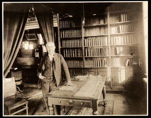 Thomas Edison en su biblioteca, 1904 de Byron Company
